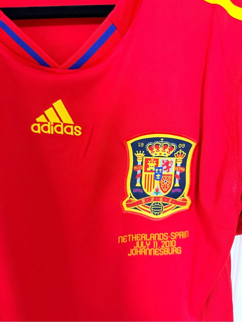 Spain 2010 World Cup Final Home Jersey – #6 Andrés Iniesta size L